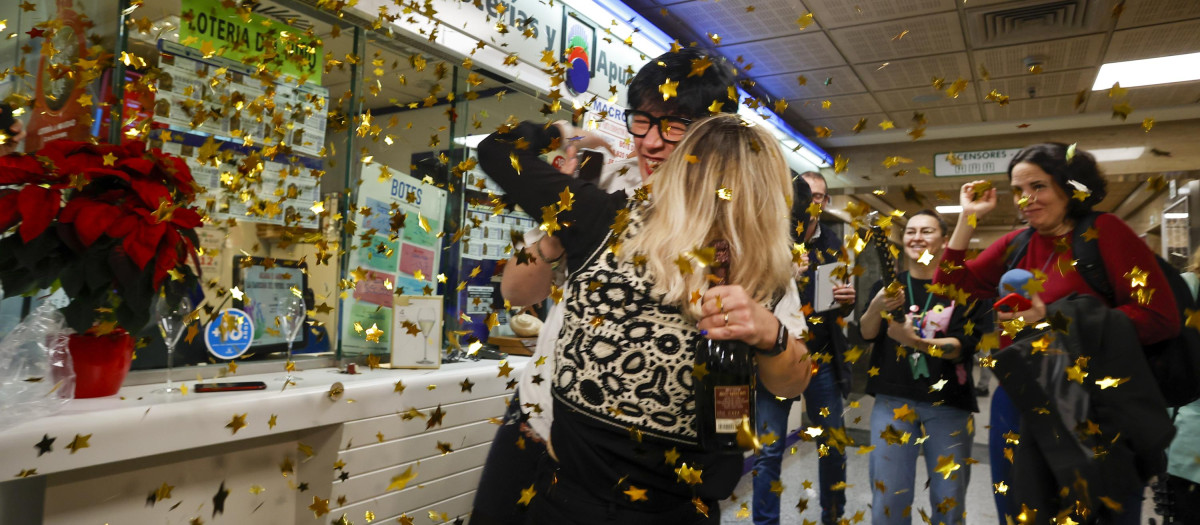 La lotera de la administración número 15 de Castelló celebra la venta de 10 décimos de Gordo