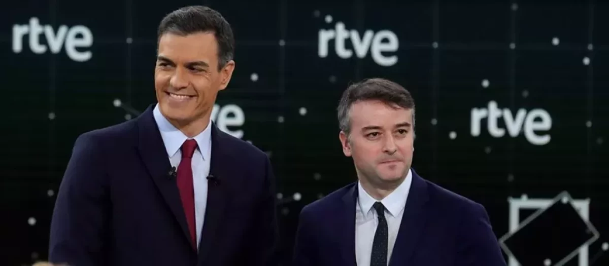 Pedro Sánchez acompañado de Iván Redondo