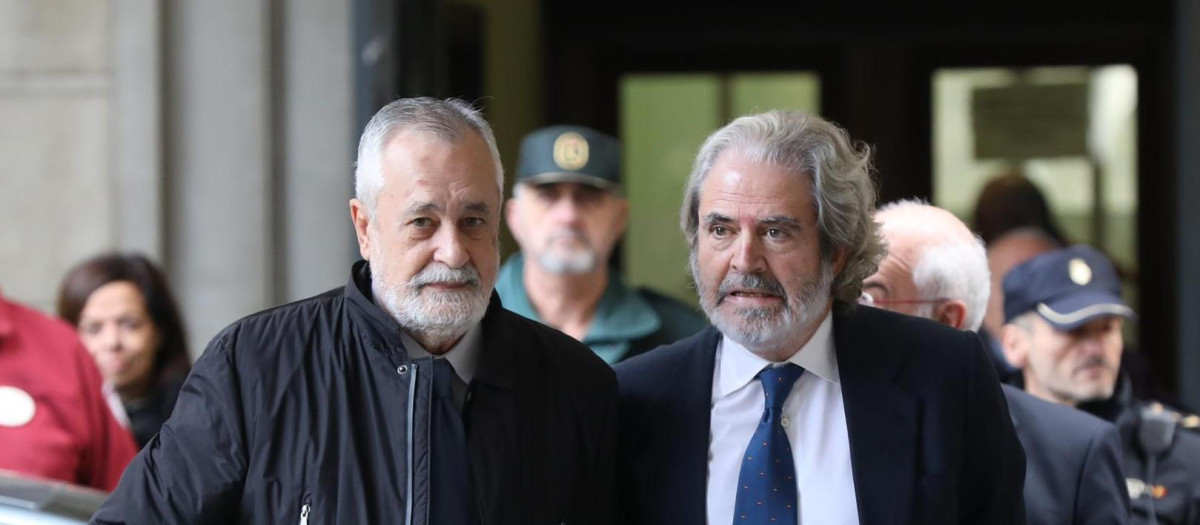 El expresidente de la Junta de Andalucía José Antonio Griñán, junto a su abogado, a su llegada al juicio del caso ERE en la Audiencia de Sevilla