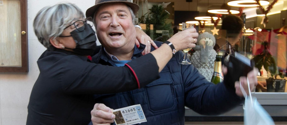 Dos personas de Soria celebrando el primer premio del sorteo extraordinario de El Niño en 2021