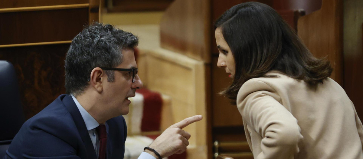 La ministra de Derechos Sociales, Ione Belarra, conversa con el ministro de Presidencia, Félix Bolaños, durante la sesión de control del Gobierno de este miércoles