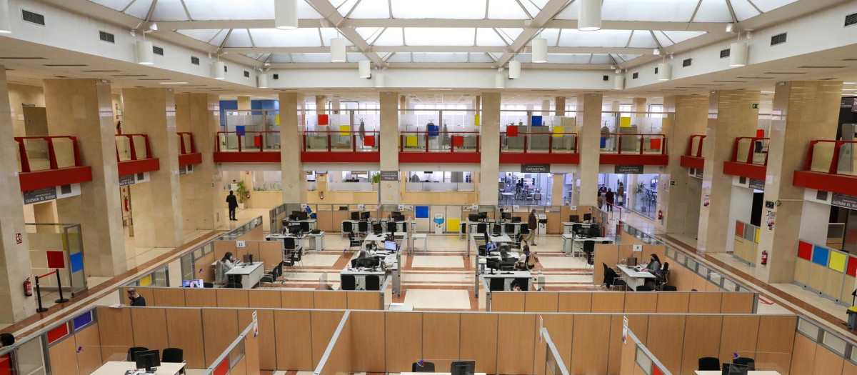 Varios empleados trabajan en una oficina de la Agencia Tributaria.
