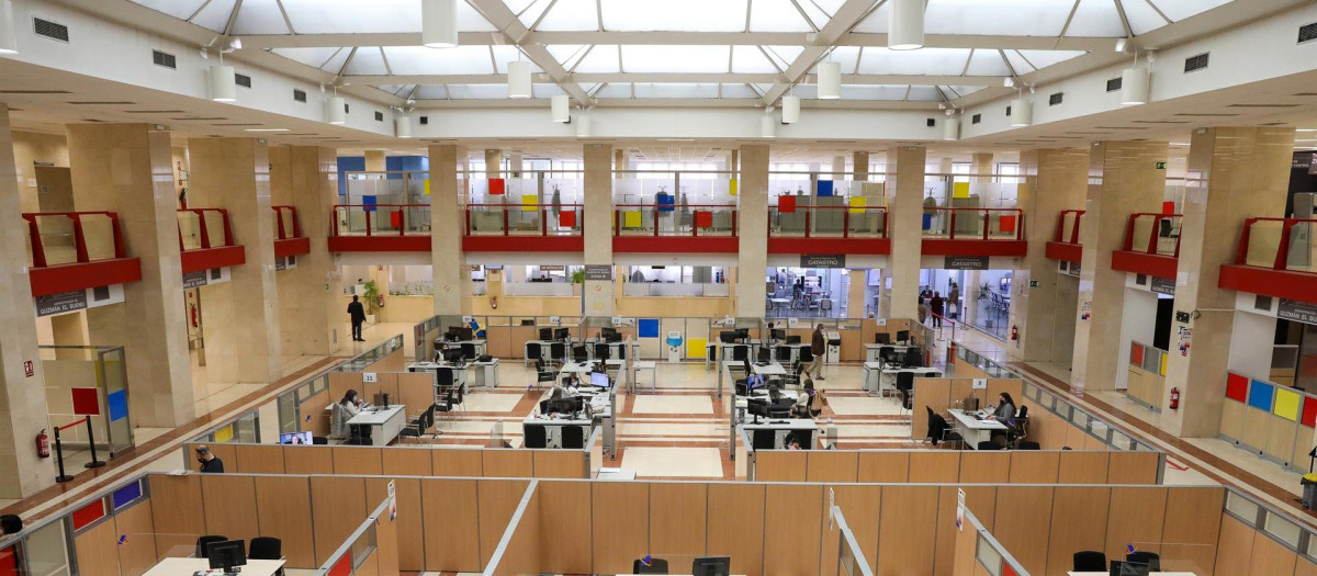 Varios empleados trabajan en una oficina de la Agencia Tributaria.
