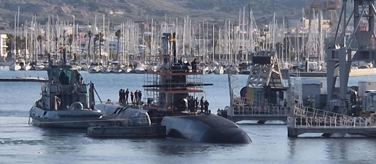 El flamante submarino S-81 deja el dique seco tras su varada y afronta sus últimos exámenes