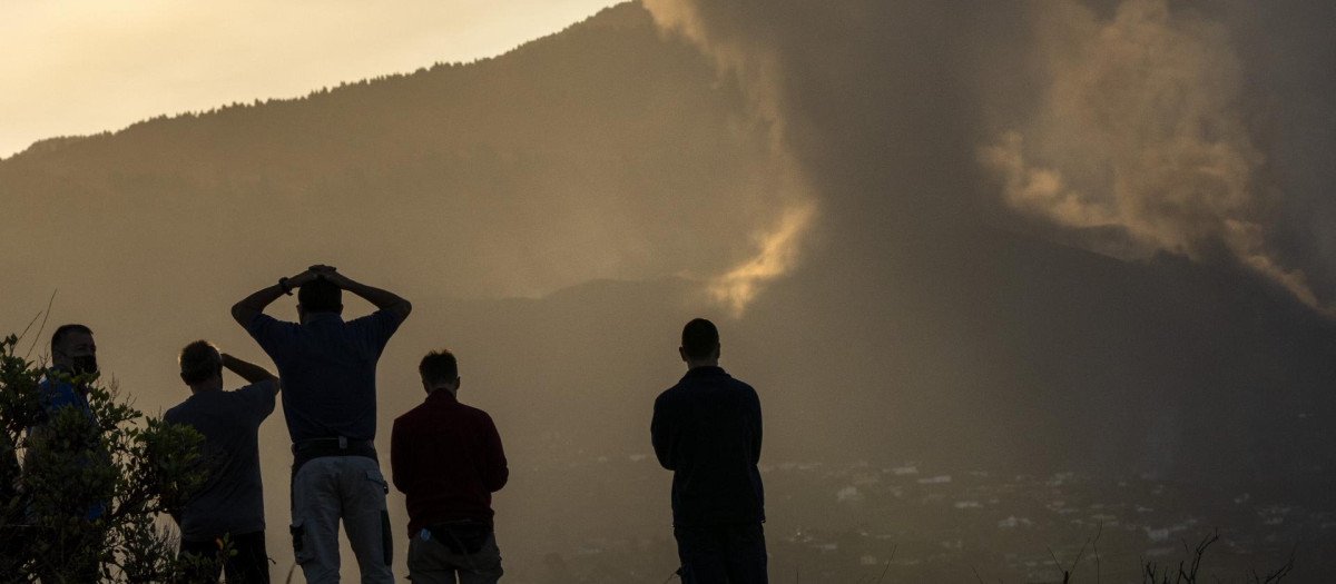 Varios palmeros contemplan la erupción del volcán de Cumbre Vieja en septiembre de 2021