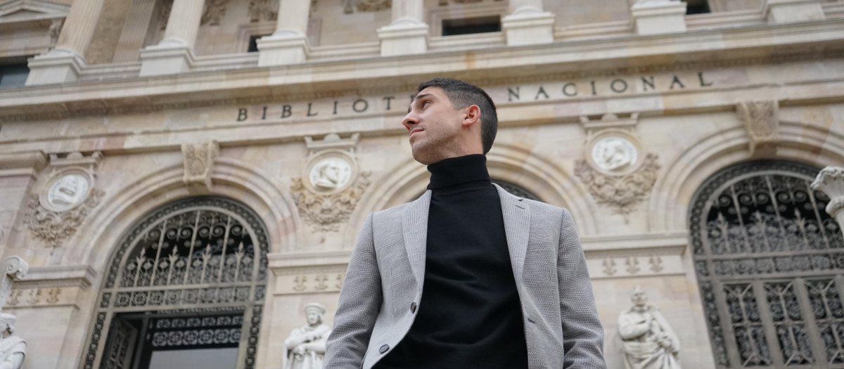 El poeta Luis Escavy, ganador del Premio Adonáis de Poesía 2022