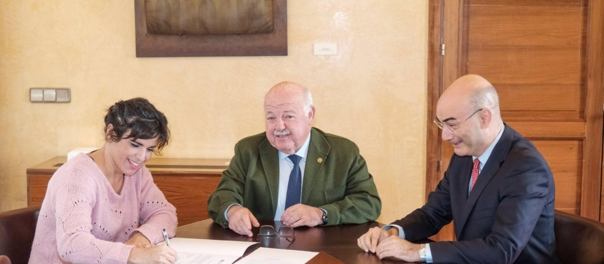Teresa Rodríguez firma su renuncia al acta de diputada autonómica en presencia del presidente del Parlamento de Andalucía, Jesús Aguirre, y del letrado mayor, Manuel Carrasco