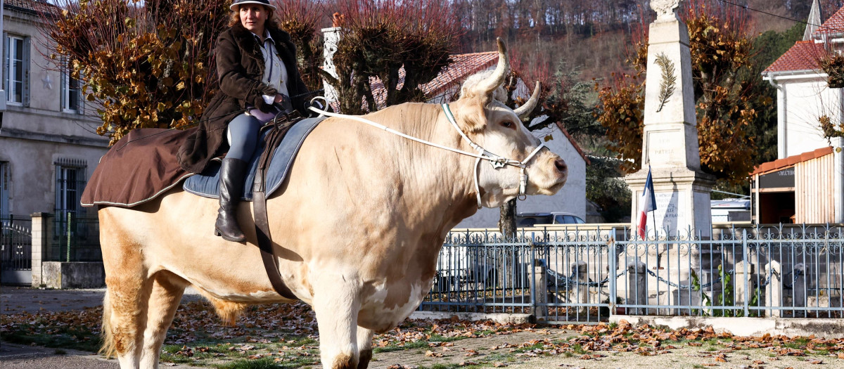 Sabine Ruas monta a su toro Aston, en una imagen tomada el pasado 13 de diciembre