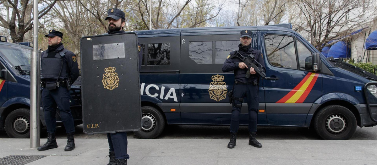 Desde el establecimiento del nivel 4 de Alerta Antiterrorista, es frecuente ver patrullas armadas con un subfusil y compuestas por tres agentes