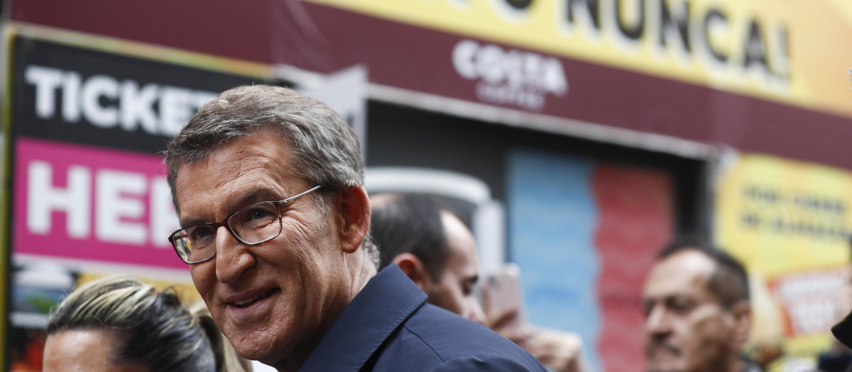 El líder del PP, Alberto Núñez Feijóo, durante un paseo por el centro de Madrid