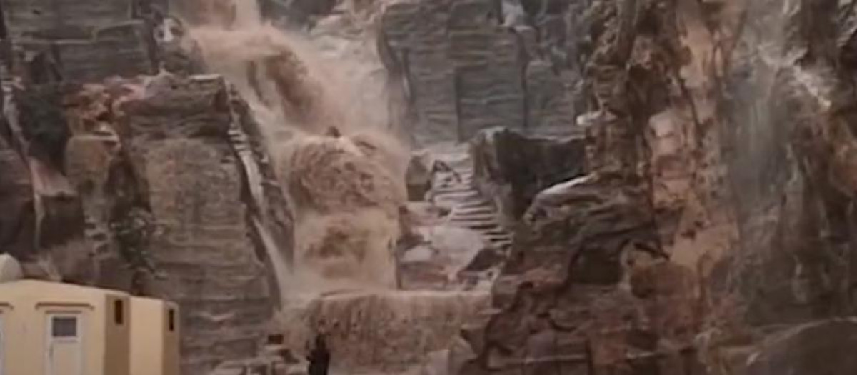 Una cascada cae por el yacimiento de Petra, este lunes
