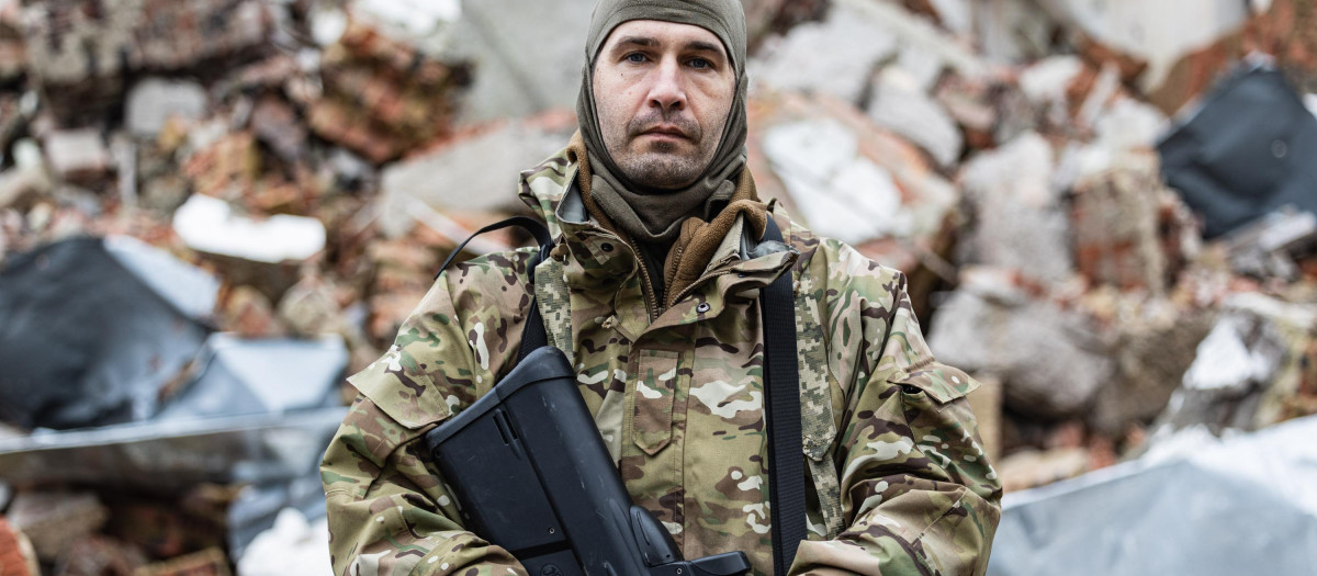 Caesar, 50-year-old, a Russian who joined the Freedom of Russia Legion to fight on the side of Ukraine, poses for a photograph in Dolyna, eastern Ukraine on December 26, 2022. - Freedom of Russia Legion is a Foreign volunteer legion formed in March 2022 with defectors from the Russian Armed Forces, Russian and Belarusian volunteers. (Photo by Sameer Al-DOUMY / AFP)