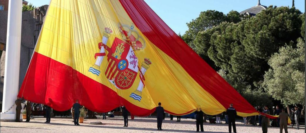 OCTUBRE. En el 12 de octubre, Día de la Fiesta Nacional, los Ejércitos, la Armada y la
Guardia Civil durante el izado de la Bandera en la Plaza de Colón en Madrid