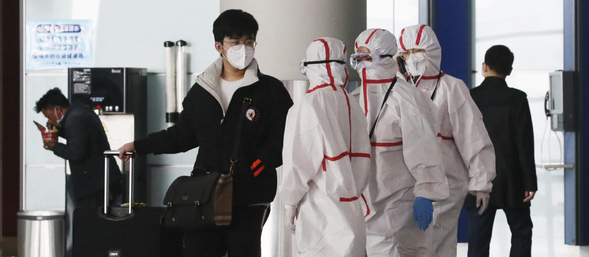 Un hombre en el vestíbulo de llegadas del aeropuerto Internacional de Pekín