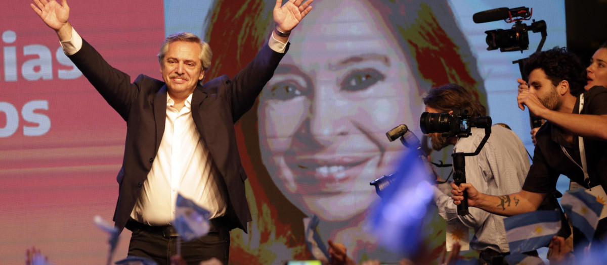 El presidente argentino Alberto Fernández y una imagen de Cristina Kirchner (2019)