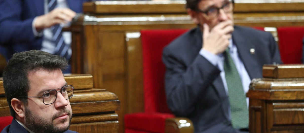 Pere Aragonès y Salvador Illa en el Parlament de Cataluña