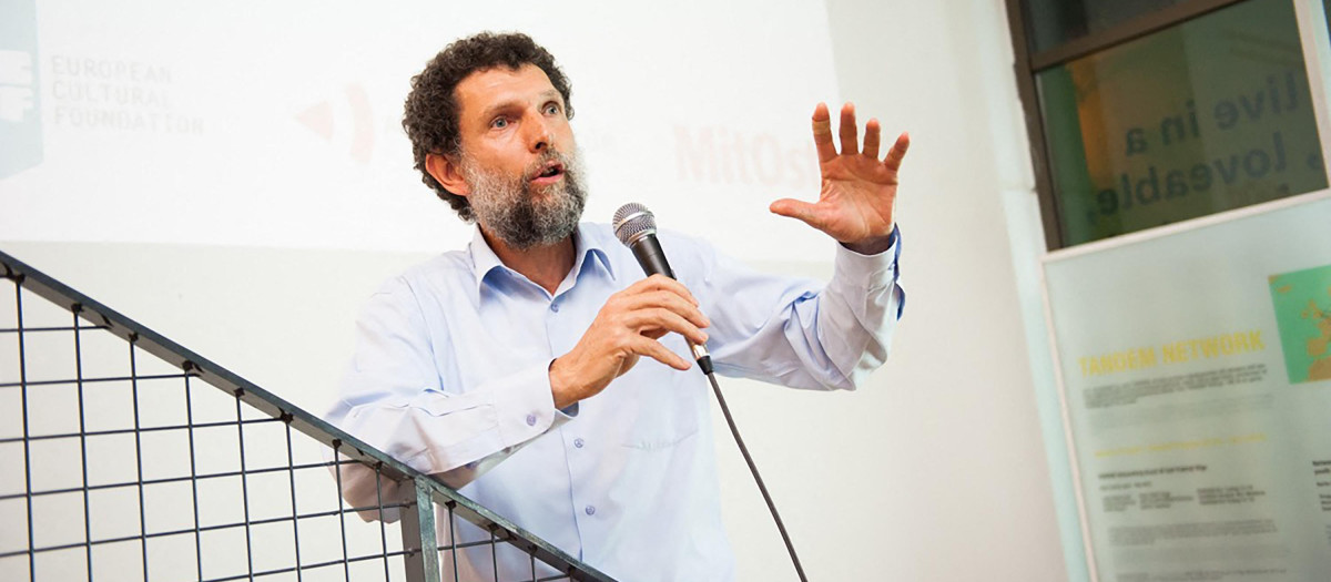 Osman Kavala hablando durante un evento en Estambul (Foto de archivo)