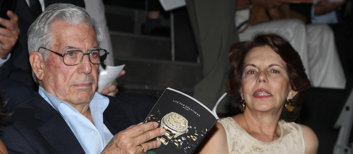 EL ESCRITOR Y PREMIO NOVEL DE LITERATURA MARIO VARGAS LLOSA Y SU MUJER PATRICIA LLOSA URQUIRI DURANTE LA PRESENTACION DE LA OBRA "SAN FRANCISCO DE ASIS"
08/07/2011
MADRID