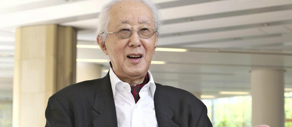 El arquitecto japonés Arata Isozaki hablando sobre sus actividades en el Museo de Arte de Oita