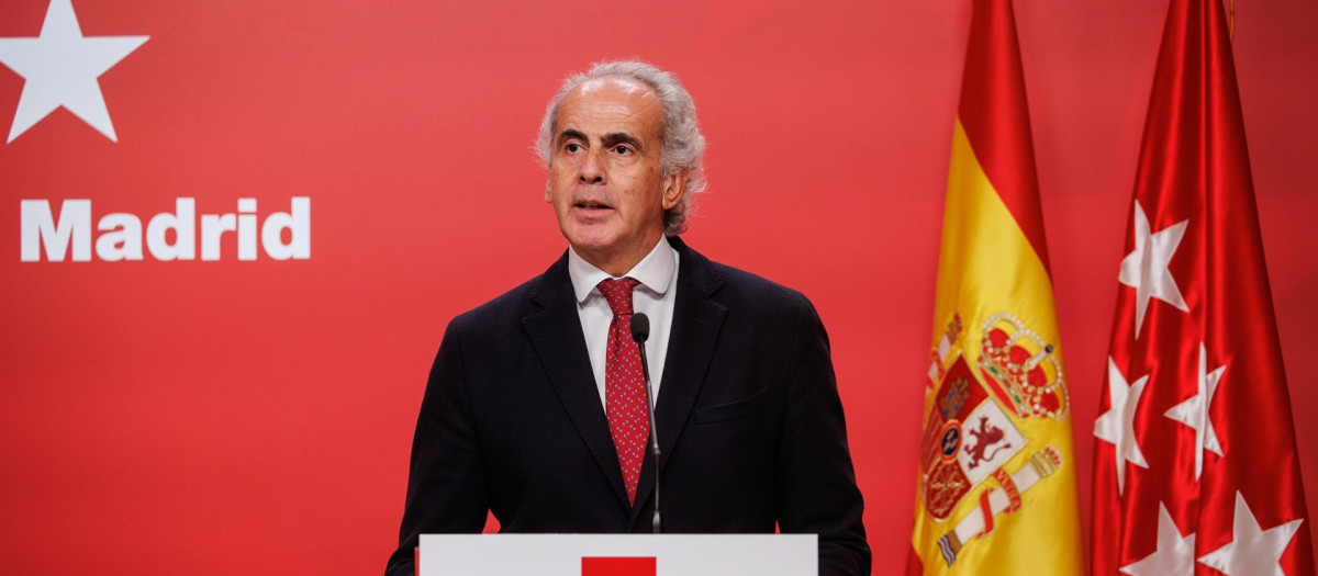 El consejero de Sanidad, Enrique Ruiz Escudero, interviene durante una rueda de prensa después de la reunión del Consejo de Gobierno, en la Real Casa de Correos