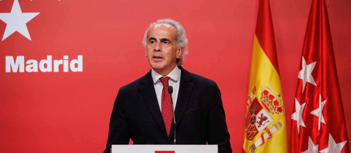 El consejero de Sanidad, Enrique Ruiz Escudero, interviene durante una rueda de prensa después de la reunión del Consejo de Gobierno, en la Real Casa de Correos