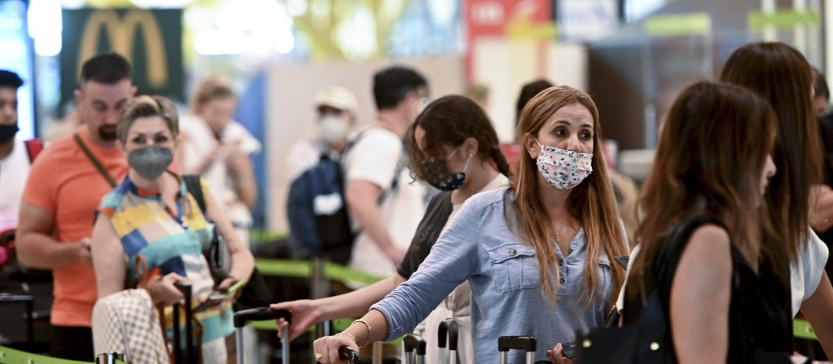 Decenas de personas hacen cola para facturar el equipaje en el Aeropuerto de Barajas de Madrid