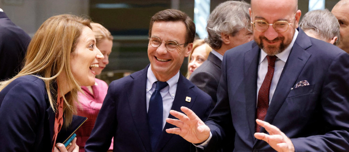 European Parliament President Roberta Metsola (L) shares a laugh with Sweden's Prime Minister Ulf Kristersson (C) and President of the European Council Charles Michel ahead of a European Council Summit in Brussels, on December 15, 2022. (Photo by Ludovic MARIN / AFP)