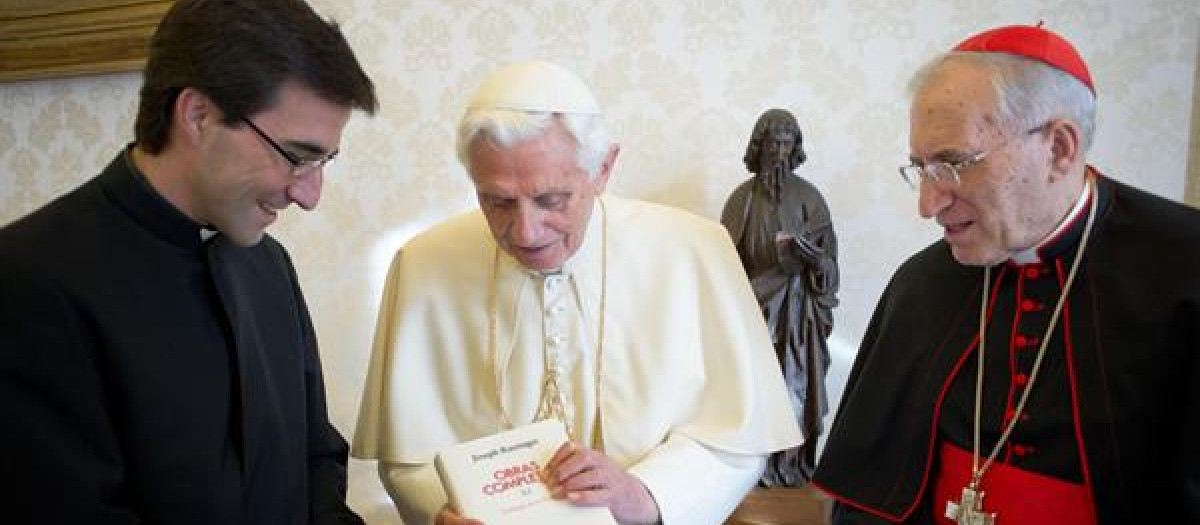 Benedicto XVI recibiendo en 2012 el primer tomo de sus Obras Completas en la BAC. Le acompañan el cardenal Antonio María Rouco, por entonces presidente de la CEE, y el el director de la BAC, Carlos Granados