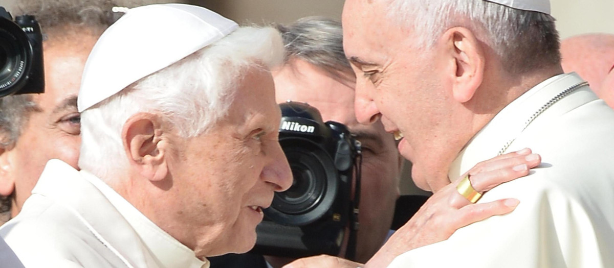 El Papa emérito Benedicto XVI saluda al Papa Francisco durante una misa por las personas mayores en la Plaza de San Pedro