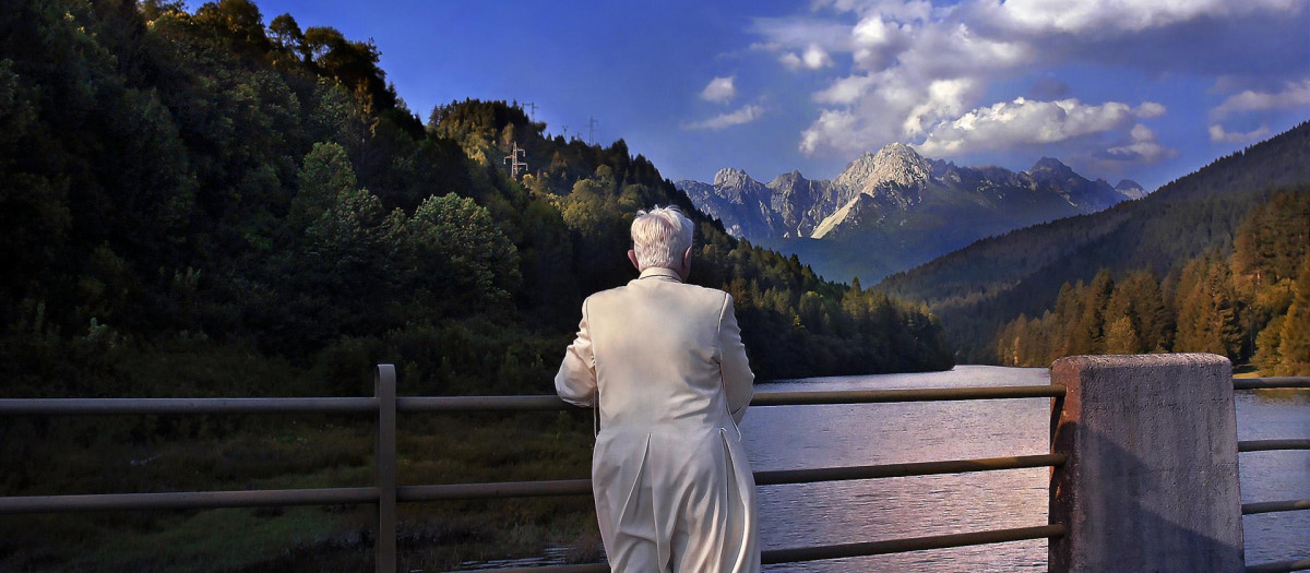 Benedicto XVI, contempla un lago