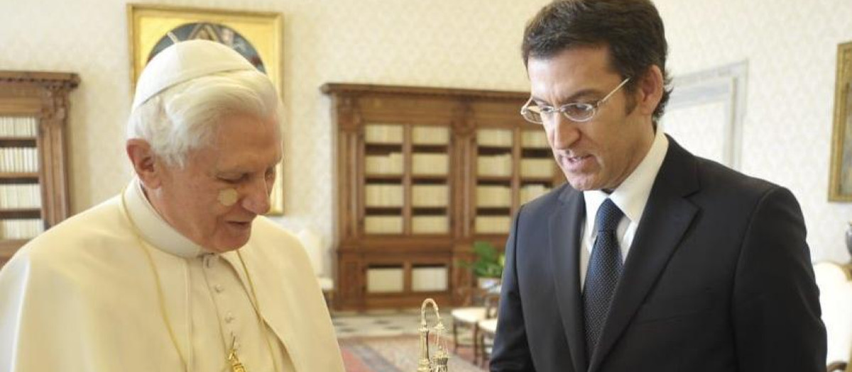 El Papa Benedicto XVI junto a Alberto Núñez Feijóo