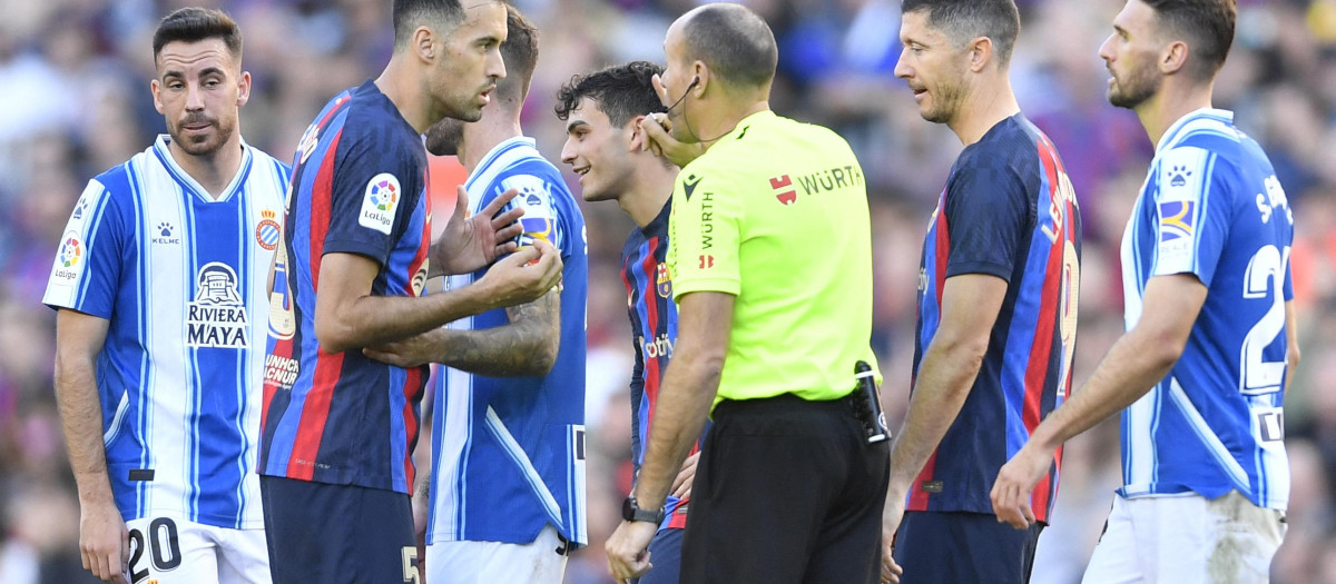 Mateu Lahoz formó su show en el derbi catalán que acabó en empate