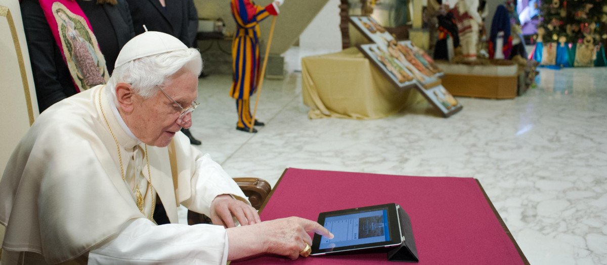 Benedicto XVI, con una tablet