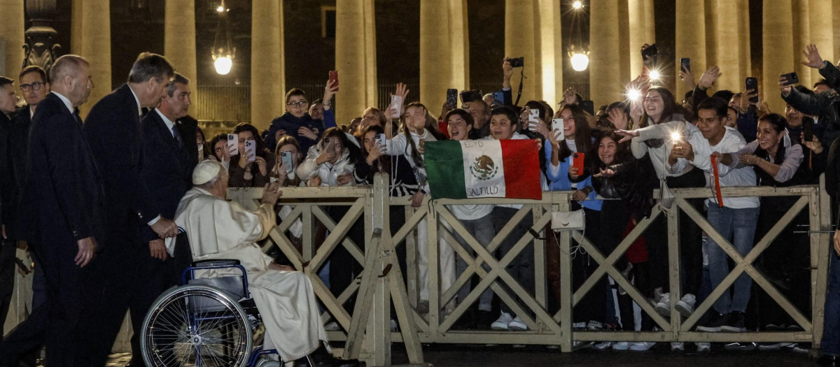 El Papa Francisco saluda a los asistentes al Te Deum