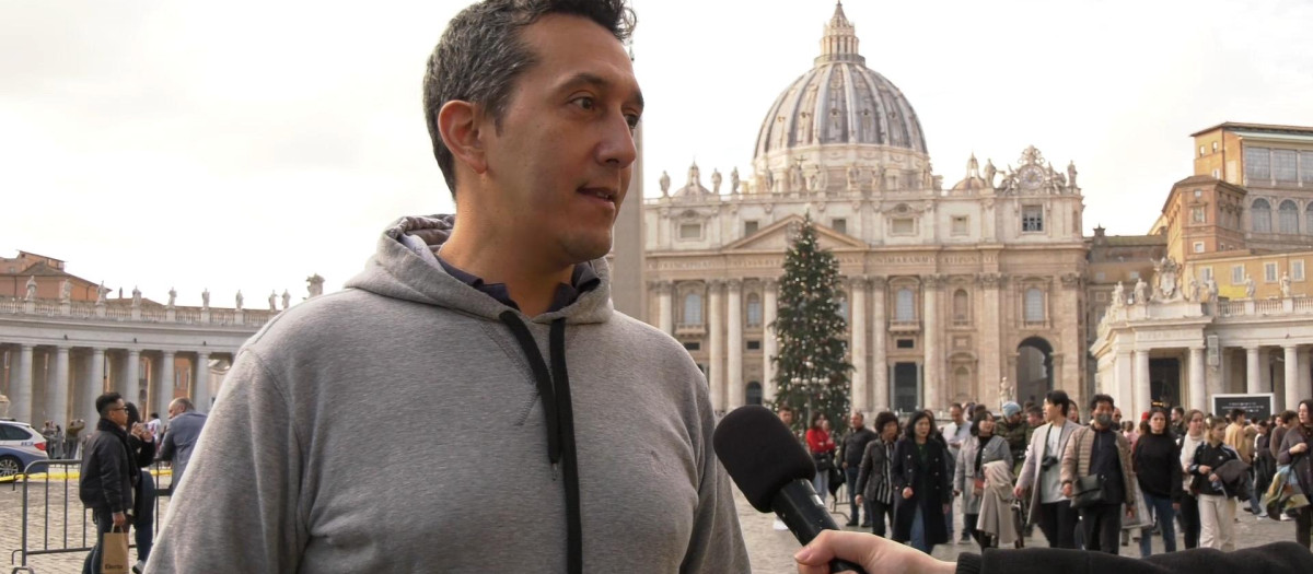 A algunos peregrinos de Roma les ha sorprendido la histórica muerte de un Papa emérito en su viaje al Vaticano