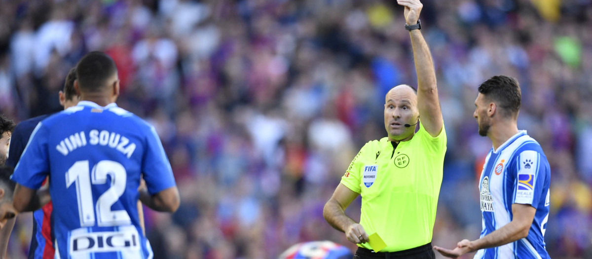 Mateu Lahoz enseñó dos tarjetas rojas en el Barcelona-Espanyol