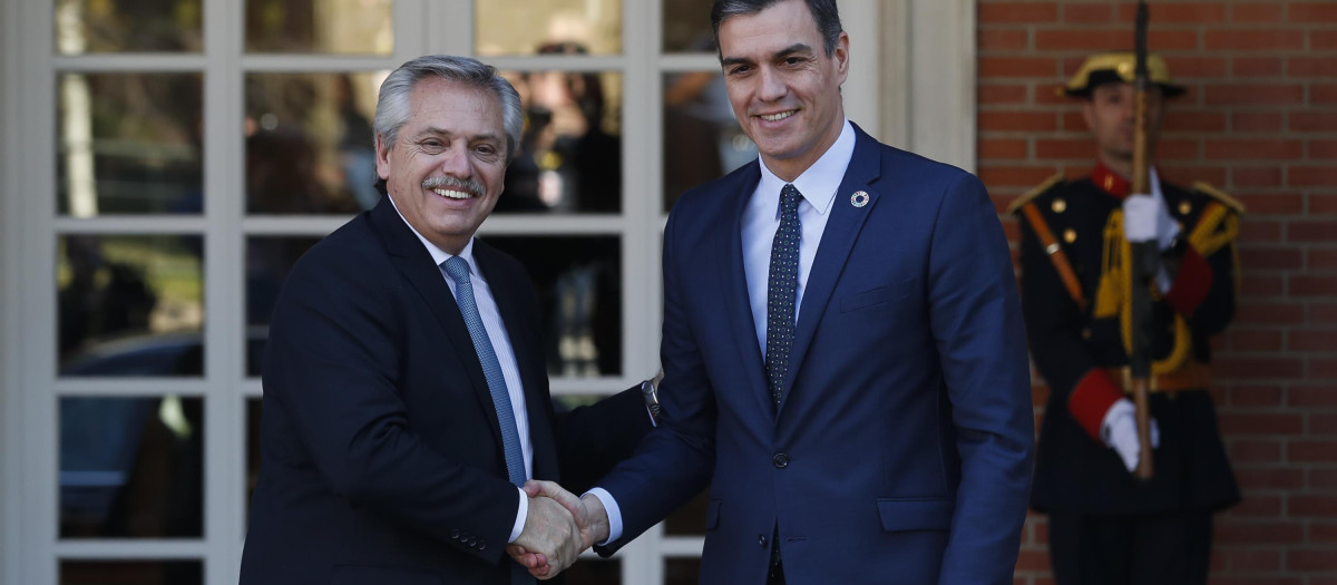 Pedro Sánchez, recibe al presidente de Argentina, Alberto Fernández, en la Moncloa (2020)