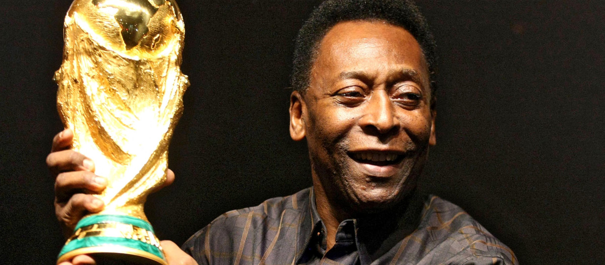 Pelé, con la Copa del Mundo, en una imagen del año 2010