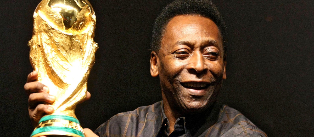 Pelé, con la Copa del Mundo, en una imagen del año 2010