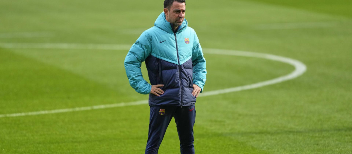Xavi Hernández, comandante de este Barcelona, siguió de cerca el entrenamiento