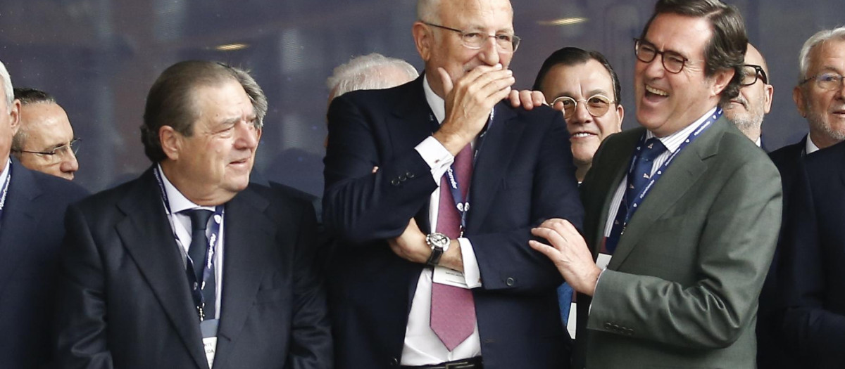 El presidente de la Asociación de Empresarios Valencianos, Vicente Boluda (i), acompañado por el presidente de Mercadona, Juan Roig (c) y del presidente de la CEOE, Antonio Garamendi (d), entre otros, durante el acto empresarial celebrado este mediodía en Barcelona para reclamar la finalización de las obras del Corredor Mediterráneo