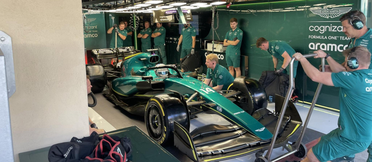 Fernando Alonso con el AMR22 durante los test de Abu Dabi en 2022