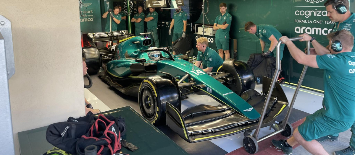 Fernando Alonso con el AMR22 durante los test de Abu Dabi en 2022