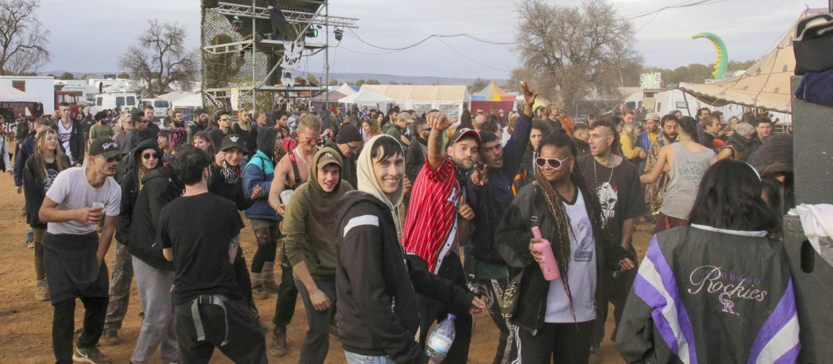 Varios asistentes el pasado lunes en el recinto donde se celebraba la rave