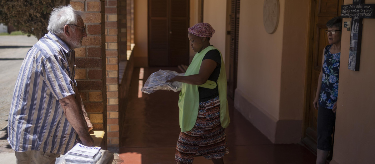 Francois Hugo (L), 89, owner and editor of the Noordwester, the Messenger and the Oewernuus, delivers copies of the newspapers at a guesthouse in Victoria West on November 24, 2022. - Every Thursday morning for the last four decades, 89-year-old Francois Hugo would get in his trusted Fiat Multipla and set off from Calvinia to make a 1200km roundtrip, hand delivering about 1300 copies of his newspapers, The Messenger, Die Noordwester and Die Oewernuus, across the small towns of the Karoo.
The Messenger, previously known as the Victoria West Messenger, was founded in July 1875, while Die Noordwester and Die Oewernuus were also founded in the early 1900s. Hugo, his wife, Maxie, and four assistants have been keeping the legacy of these small Karoo-town newspapers alive in an age where newspapers and newsrooms have been shrinking across the world.
While many newspaper publishers have been trying to figure out how to survive in a digital age, where advertising revenue is being eaten up by large Internet giants such as Google and Facebook, Hugo scoffs at those consuming their news online.
People like Hugo arent an uncommon sight in the towns of the Karoo, home to quirky and out of time characters.
His disdain for the cellphone and internet consumption of news is visible throughout the newspaper offices where the original Heidelberg printing presses, paper guillotines, and piles of printers trays are still displayed in the offices.
The operation has embraced somewhat newer technology, using computers and software from the early 90s instead of the ancient Heidelberg press