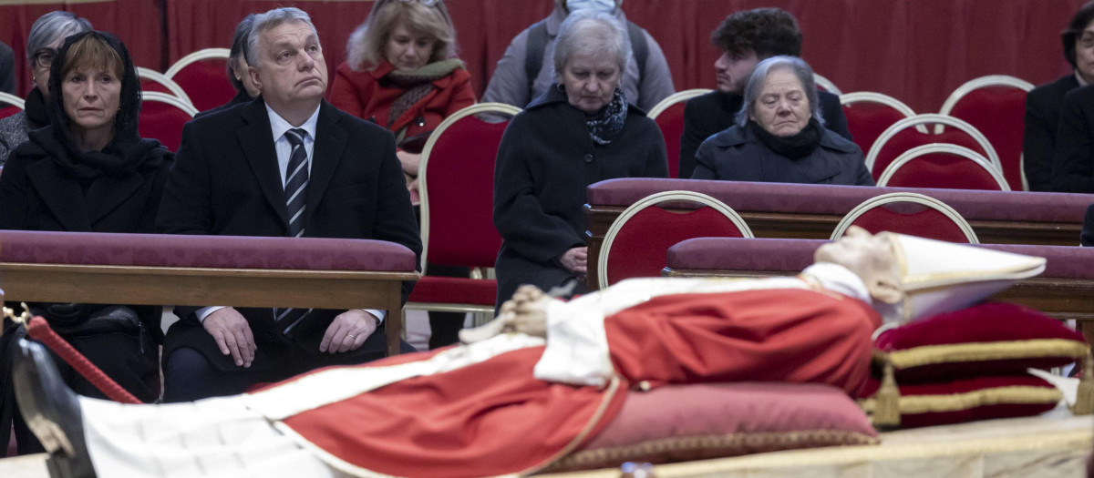 Viktor Orban frente a los restos mortales de Benedicto XVI
