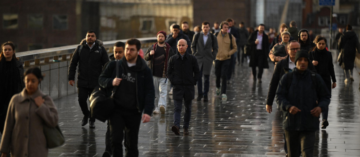 Los viajeros se dirigen al trabajo cruzando el Puente de Londres mientras transcurre la huelga ferroviaria