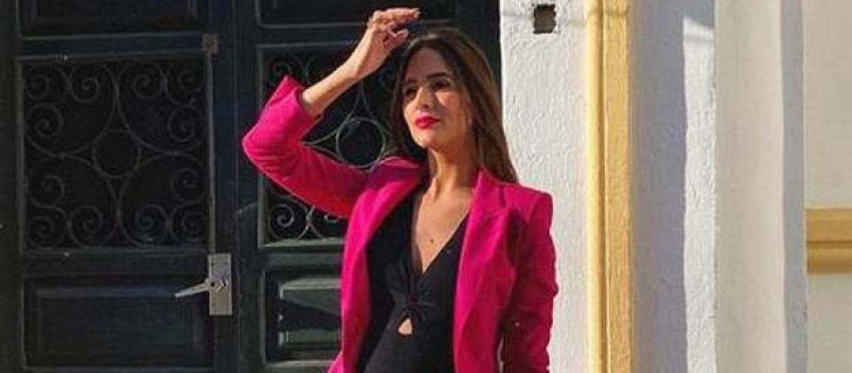 Rocío Osorno, con traje fucsia