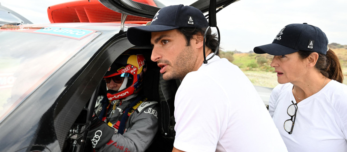 Carlos Sainz hijo está acompañando a su padre en el Dakar