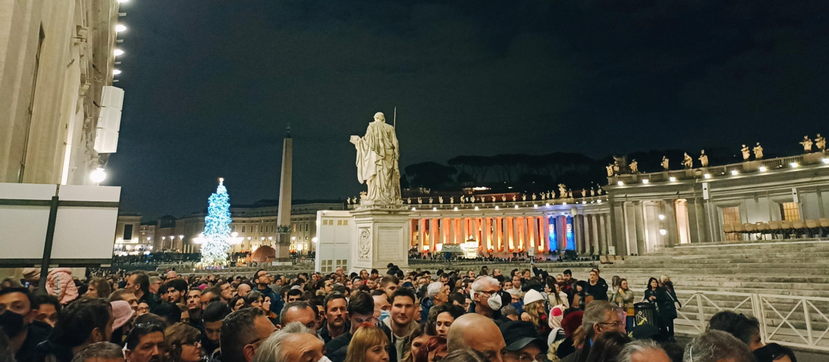 Fieles y turistas hacen cola este martes para visitar la capilla ardiente de Benedicto XVI